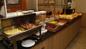 Un bufé con diferentes alimentos y recipientes.