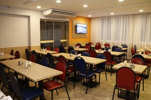 Breakfast and dinner served, Brazilian cuisine - Hotel Atlântico Lapa (Rio de Janeiro)