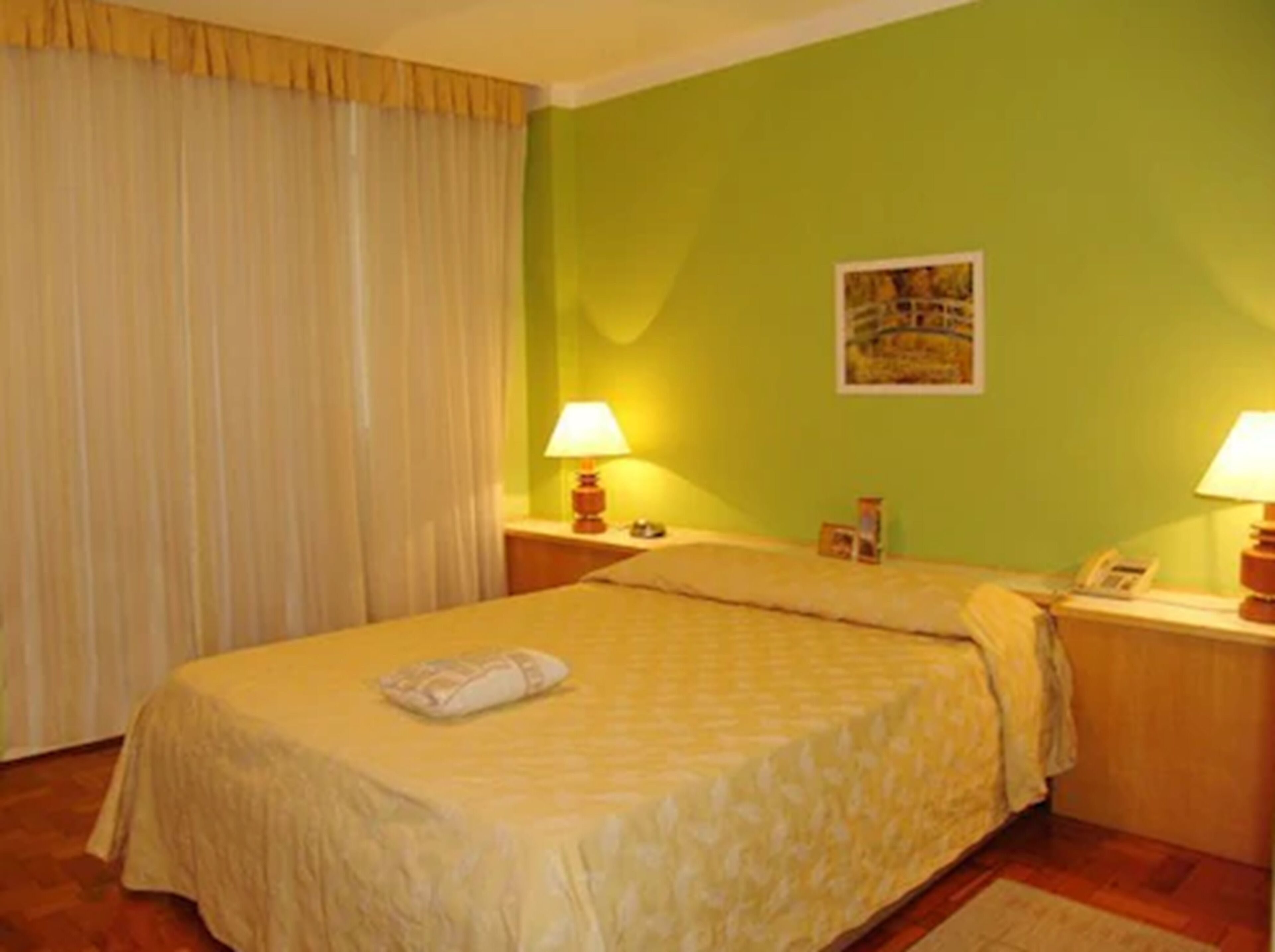Quarto casal luxo | Frigobar, escrivaninha, cortinas blackout, Wi-Fi de cortesia