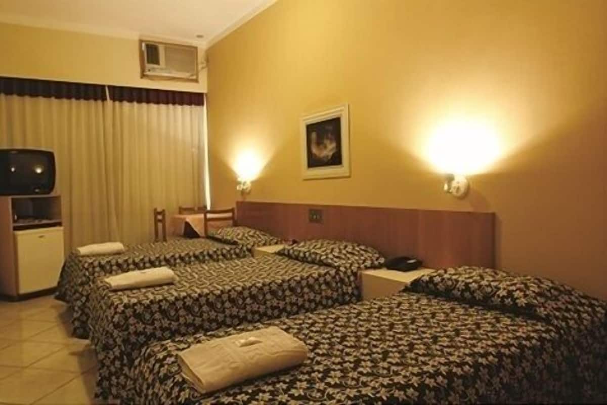 Standard fyrbäddsrum | Minibar, skrivbord, mörkläggningsgardiner och gratis wi-fi