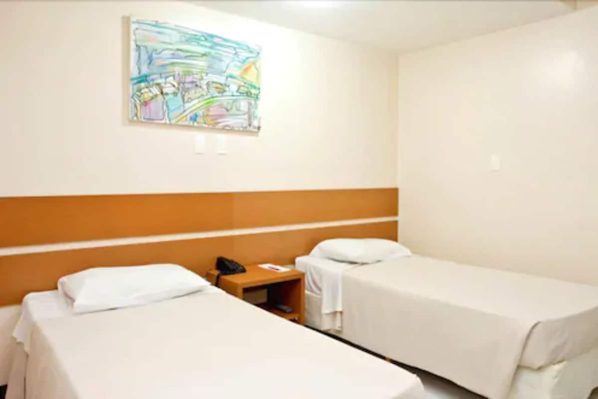 Minibar, in-room safe, desk, WiFi (free)