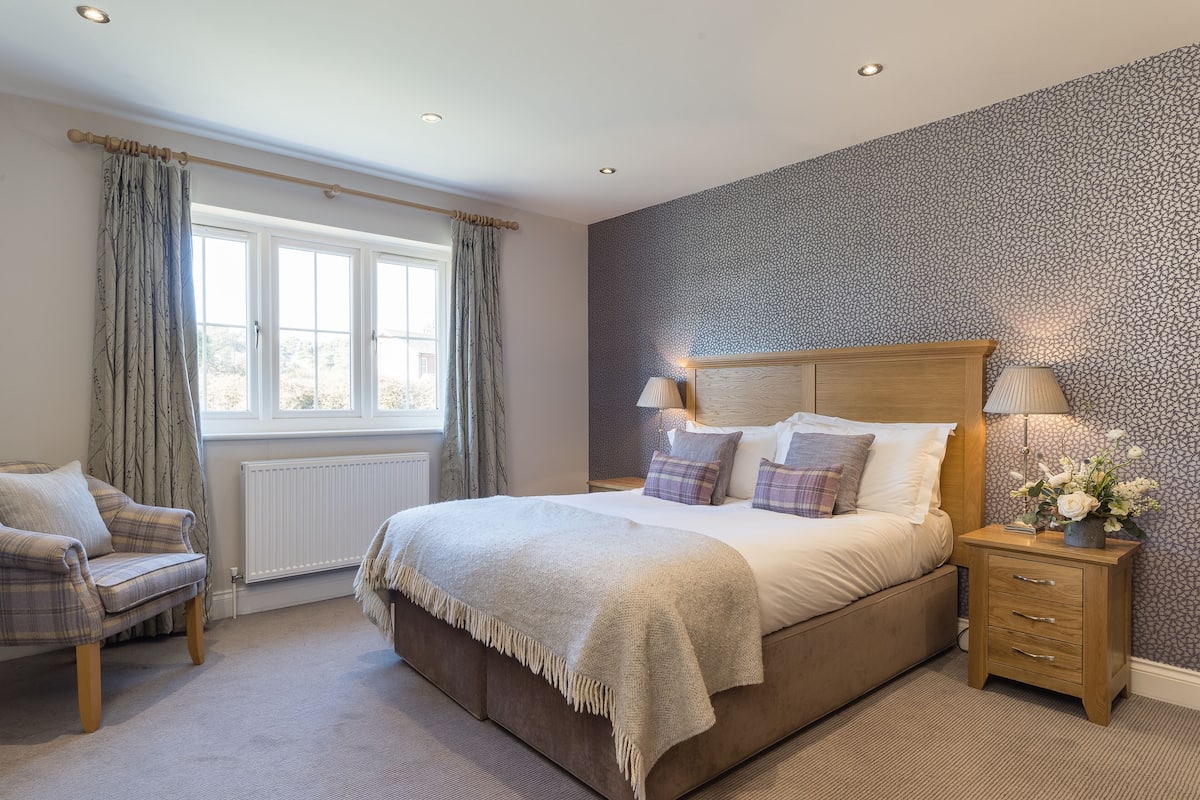 Desk, iron/ironing board, bed sheets