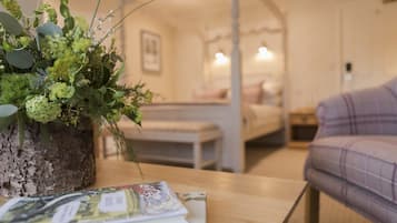 Habitación doble Grand | Escritorio, tabla de planchar con plancha y ropa de cama