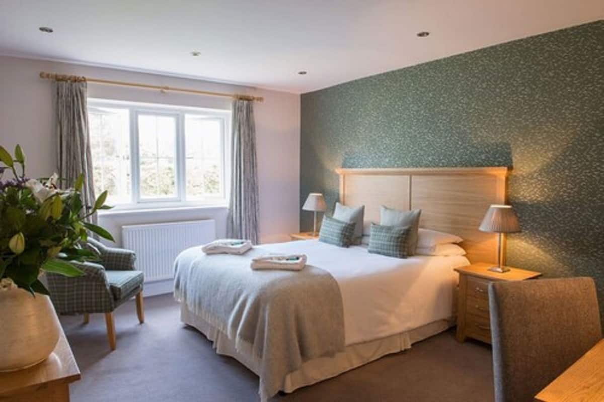 Desk, iron/ironing board, bed sheets