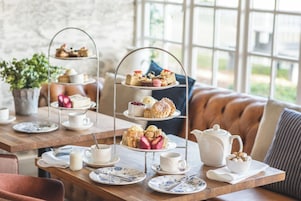 Se sirven desayunos y almuerzos; cocina británica; con vista al jardín