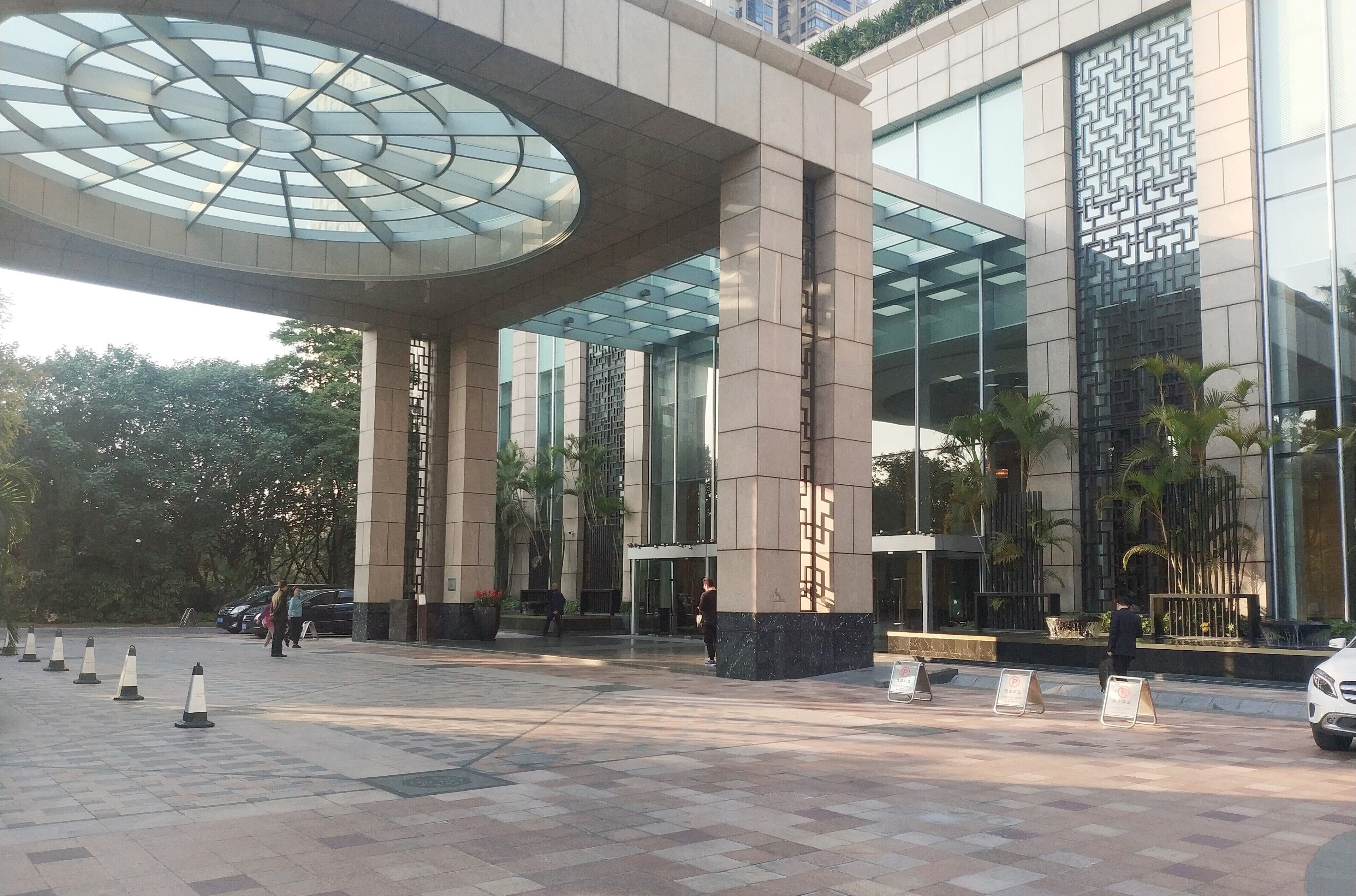 Pintu masuk properti