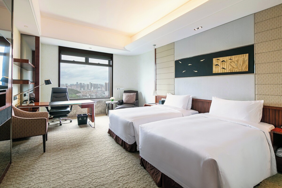 Premium bedding, down duvets, minibar, in-room safe