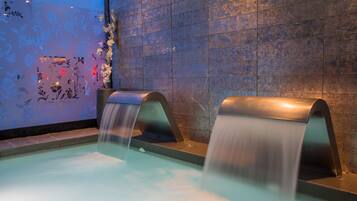 2 outdoor pools