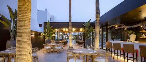 Serveert ontbijt en diner, Mediterrane gerechten