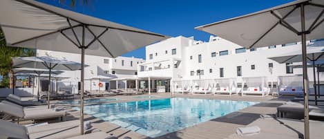 2 piscinas al aire libre