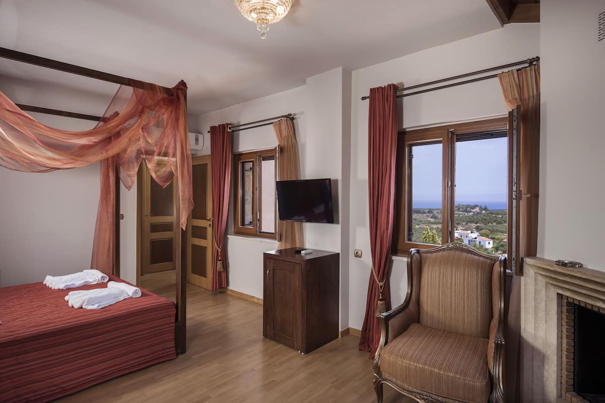 Villa, 2 Bedrooms, Private Pool, Sea View (Rogdia) | Peralatan tempat tidur premium, bar mini, peti besi dalam bilik