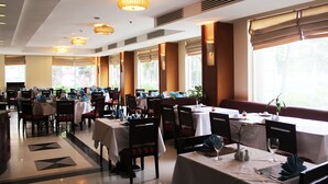 Déjeuner, dîner et souper servis sur place