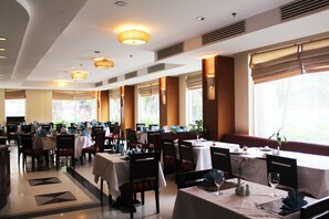 Breakfast, lunch and dinner served - Angkor Riviera Hotel (Siem Reap)