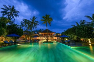 Outdoor pool, pool umbrellas, sun loungers