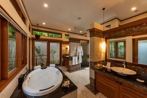 Bañera y ducha independientes y bañera de hidromasaje