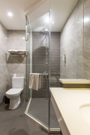 Business Double Room | Bathroom | Shower, eco-friendly toiletries, hair dryer, slippers - ibis Dongguan Dongcheng (Dongguan)