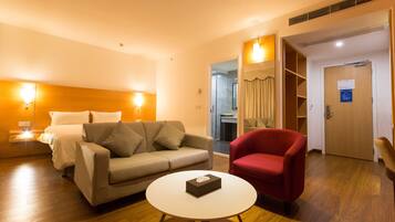 Business Double Room | In-room safe, desk, laptop workspace, blackout drapes