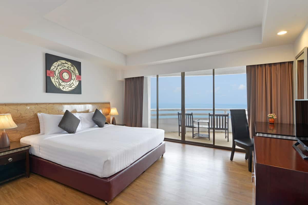 Executive Suite Ocean View | 1 bedroom, in-room safe, desk, soundproofing