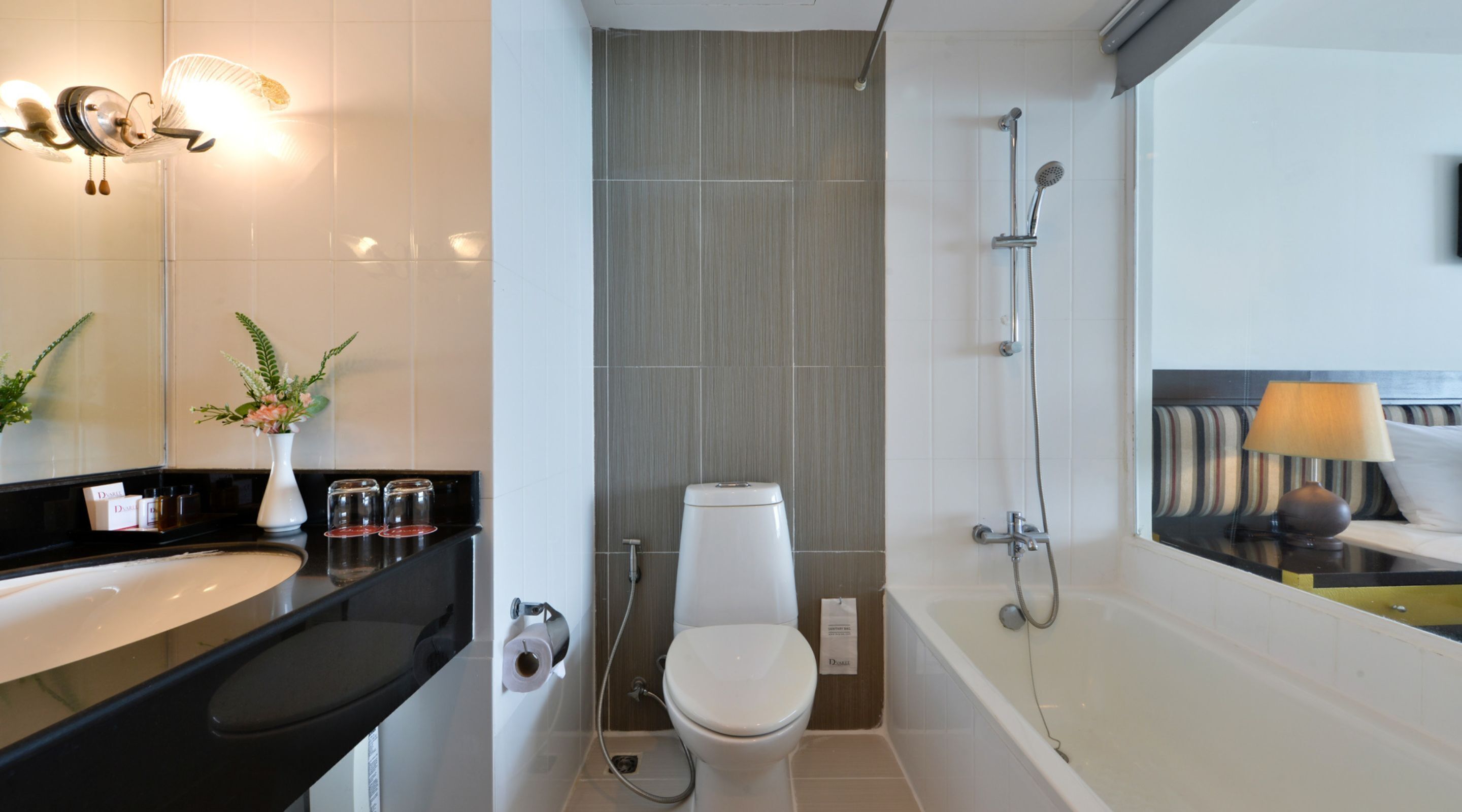 Een moderne badkamer met toilet, bidet en bad.