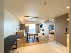 Grand Executive Ocean Suite View | Oleskelualue | Televisio