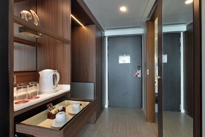 Grand Deluxe Ocean View | Caja de seguridad en la habitación, escritorio y insonorización