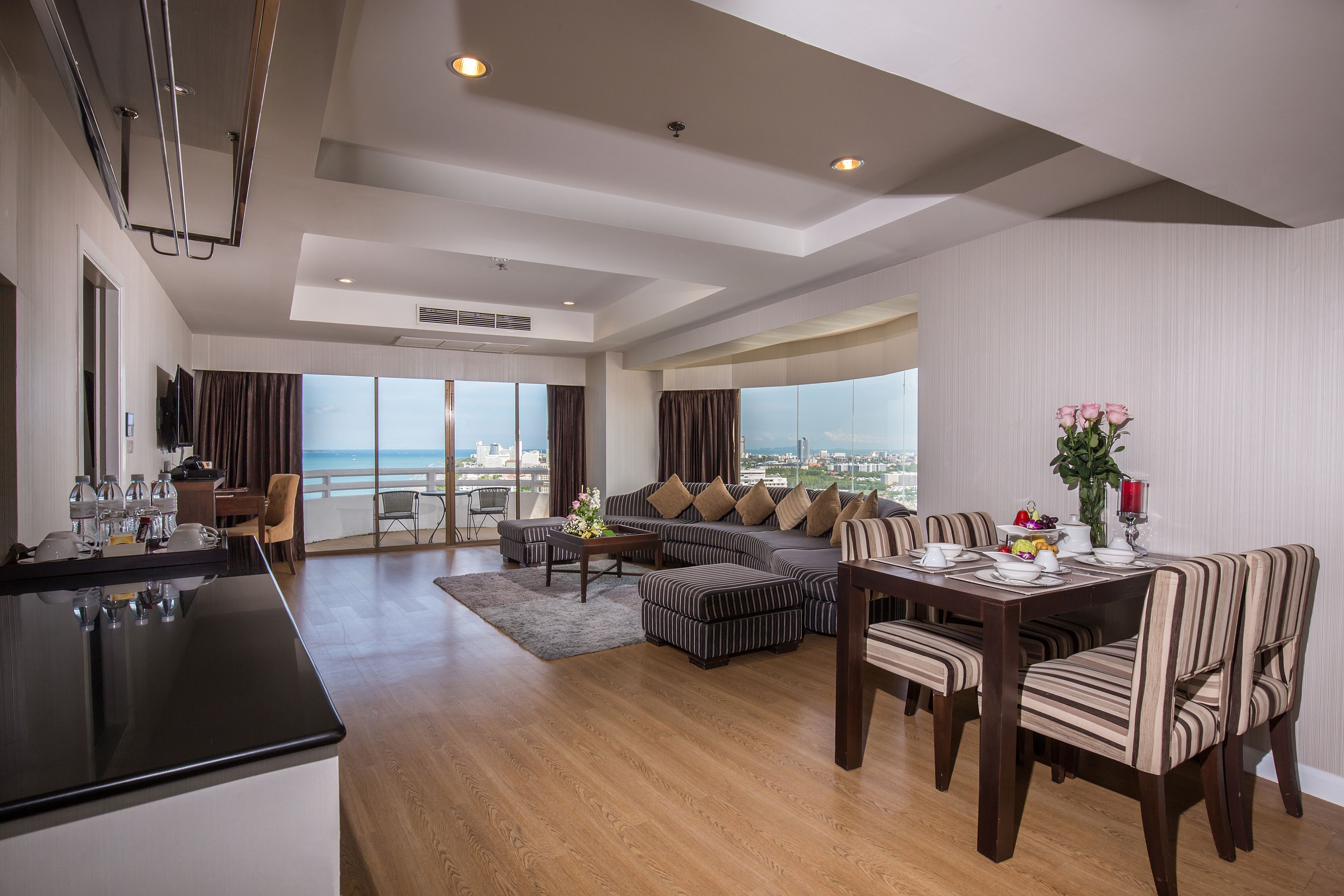 Family Suite Ocean View | In-room dining