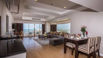 Family Suite Ocean View | In-room dining