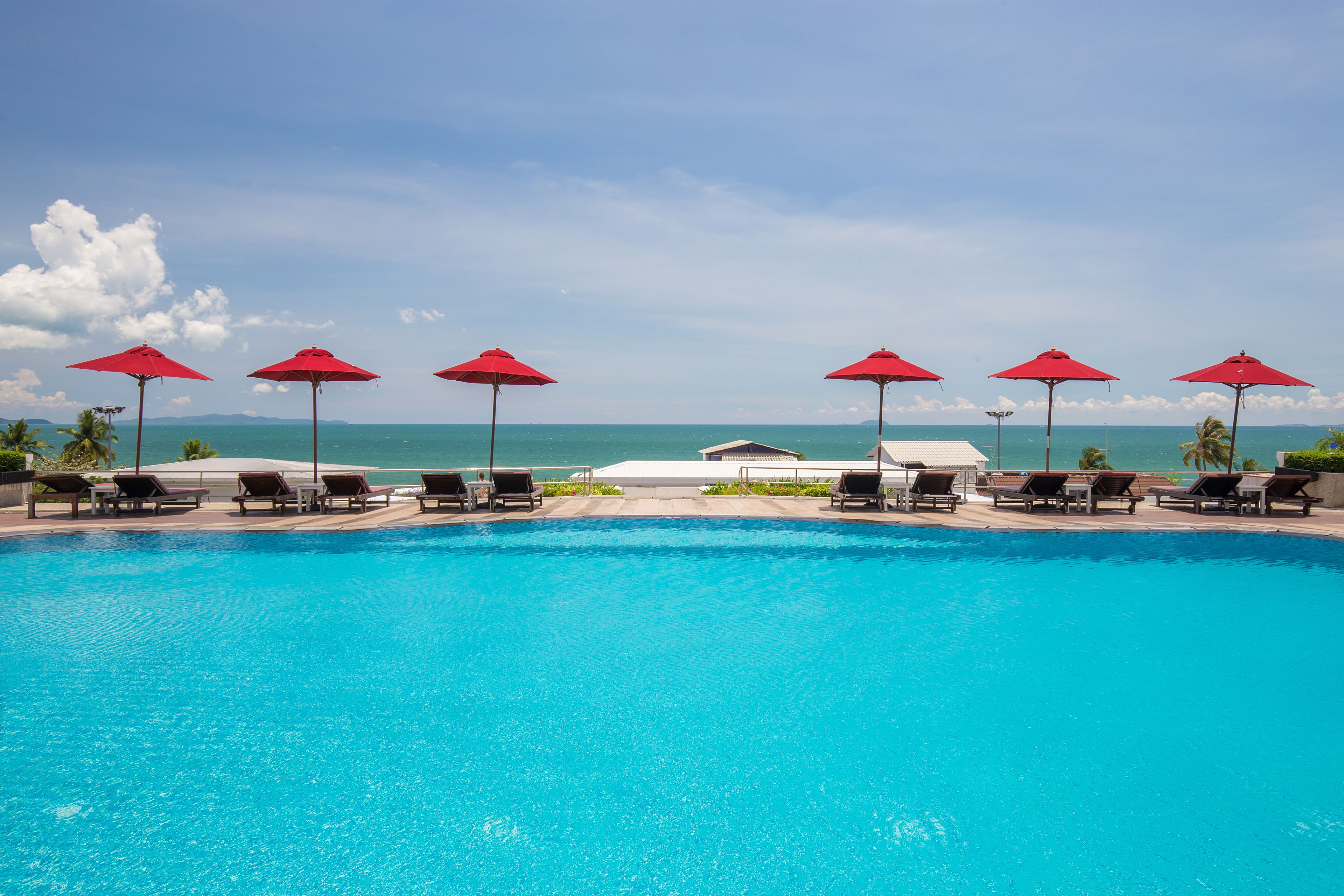 2 piscinas al aire libre, sombrillas, sillones reclinables de piscina