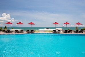 2 piscines extérieures, parasols de plage, chaises longues