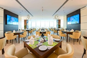 Breakfast, lunch and dinner served - Ramada Encore by Wyndham Doha (Doha)