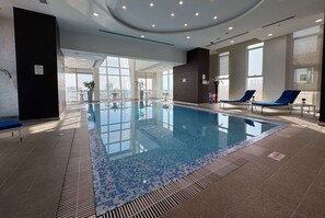 Piscine couverte, accès possible de 10 h 00 à 22 h 00, chaises longues 