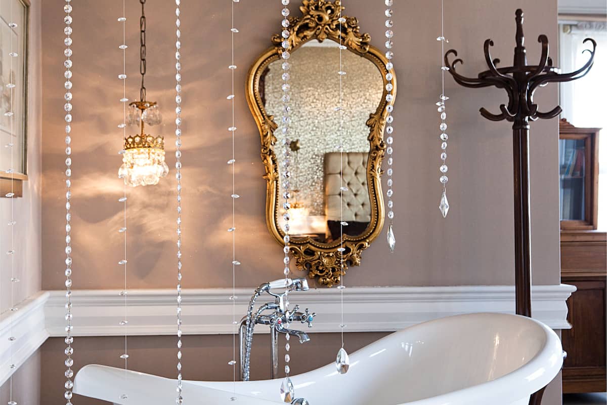 deluxe double room | bathroom amenities | slippers, towels