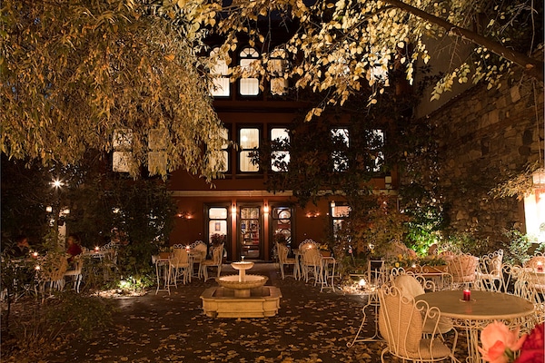 Se sirven desayunos, comidas y cenas con vista al jardín