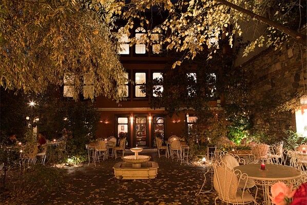 供应早餐、午餐和晚餐,花园景观