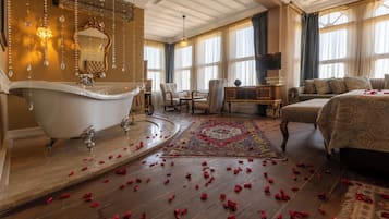 Deluxe Double Room | Minibar, in-room safe, iron/ironing board, free WiFi