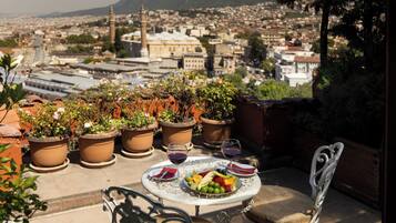 City Penthouse, 1 Bedroom, Lanai, City View | Minibar, in-room safe, iron/ironing board (on request), WiFi (free)