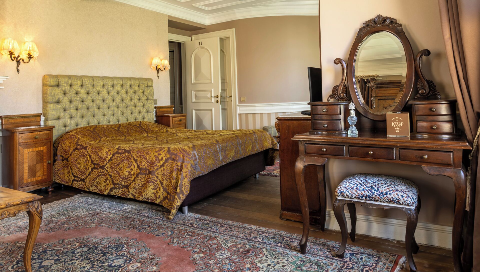 Un dormitorio con cama, cómoda, tocador y espejo.