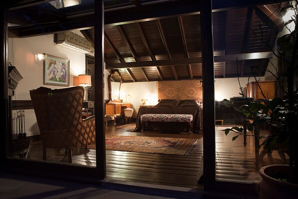 City Penthouse, 1 Bedroom, Lanai, City View | 1 bedroom, minibar, in-room safe, iron/ironing board