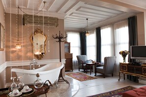 Deluxe Double Room | 1 bedroom, minibar, in-room safe, iron/ironing board
