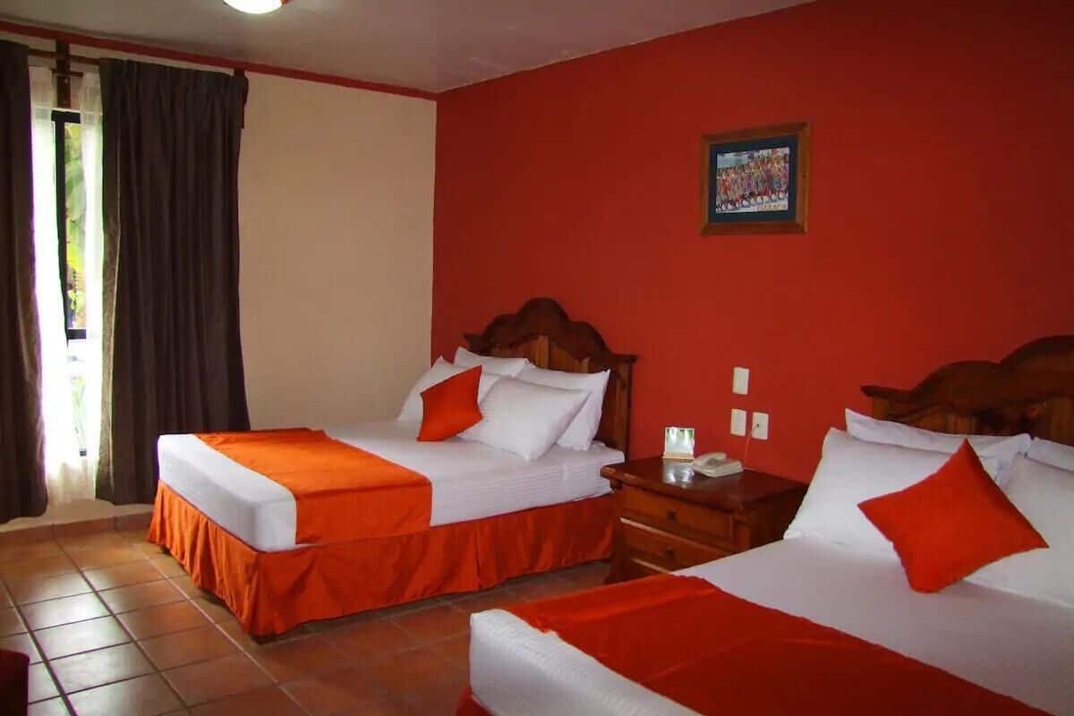 1 habitación, tabla de planchar con plancha, wifi gratis y ropa de cama