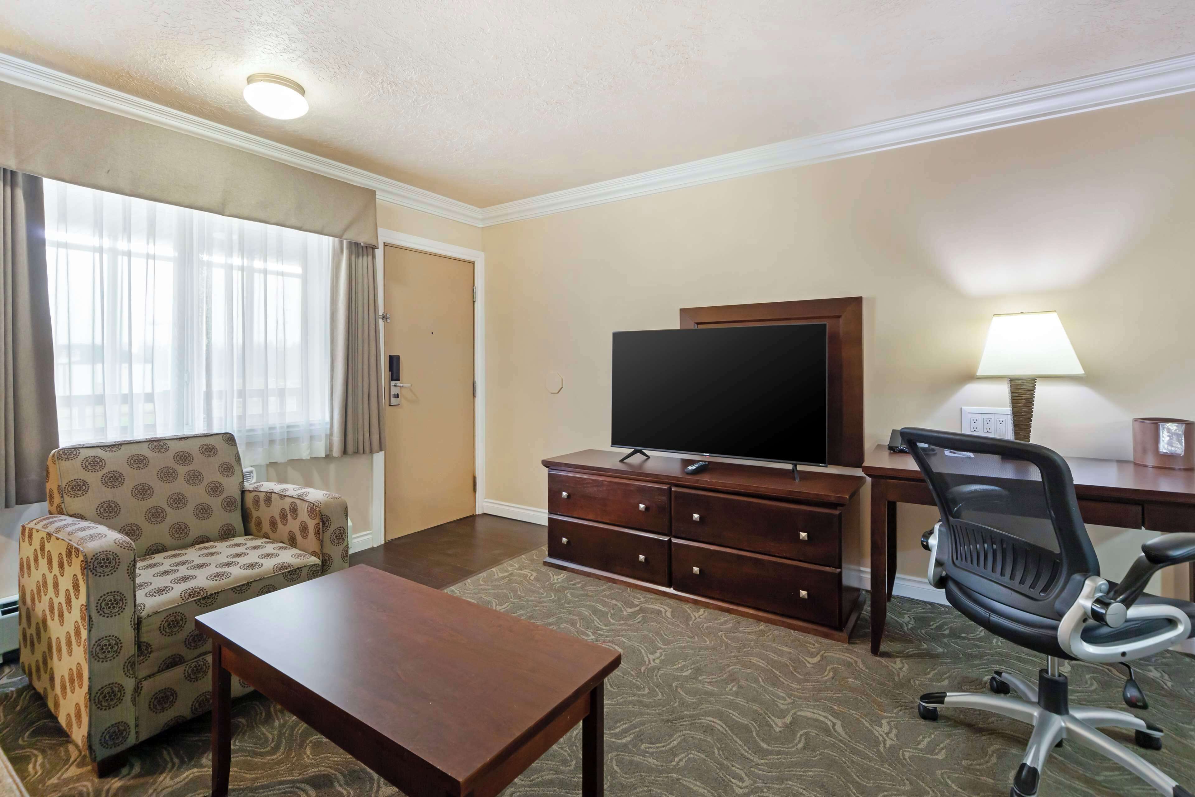 1 bedroom, egyptian cotton sheets, pillow-top beds, desk