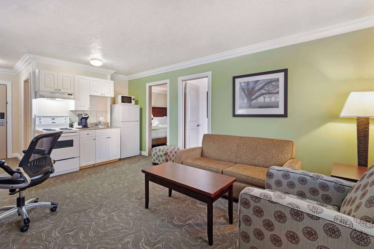 standard apartment, 2 queen beds, non smoking, kitchen (pet friendly;sofabed, full kitchen) | 1 bedroom, egyptian cotton sheets, pillow-top beds, desk