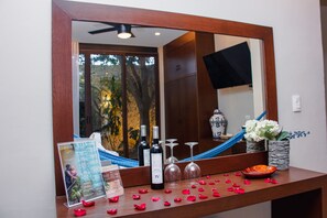 Superior-Zimmer, 1 King-Bett, Badewanne, Blick auf den Innenhof | Champagner-Service