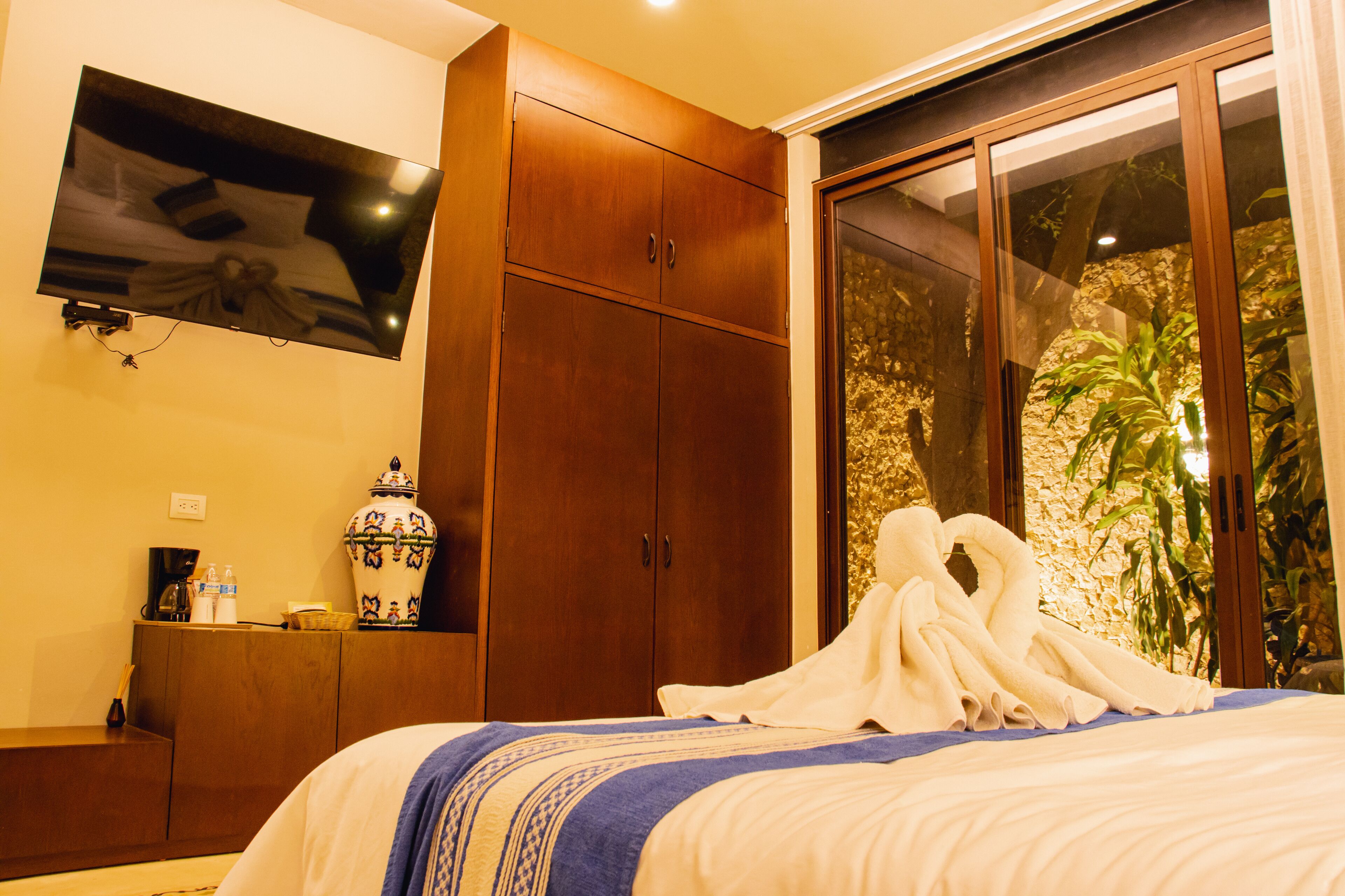 superior room, 1 king bed, bathtub, courtyard view | 1 bedroom, premium bedding, down duvets, tempur-pedic beds