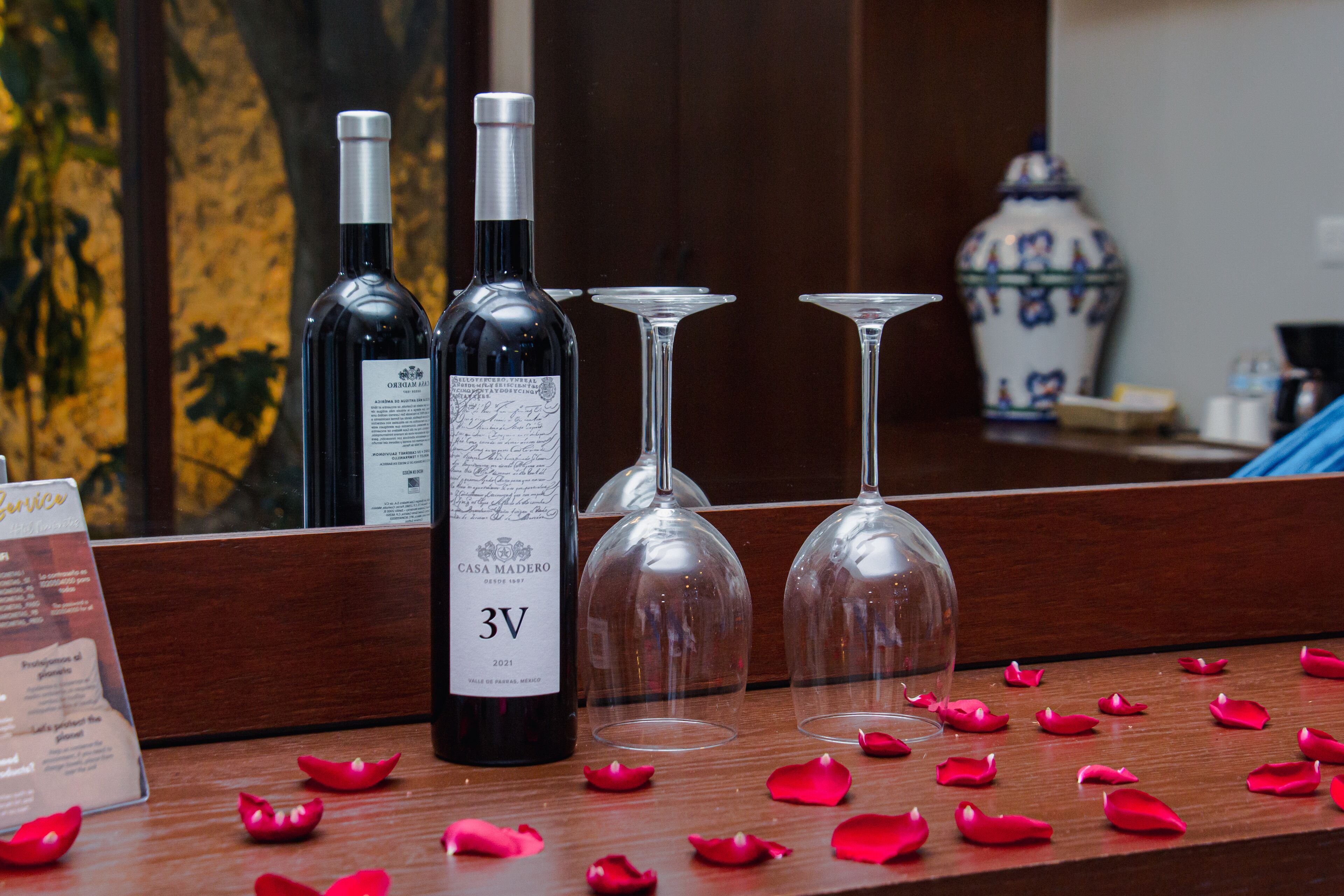 superior room, 1 king bed, bathtub, courtyard view | champagne service