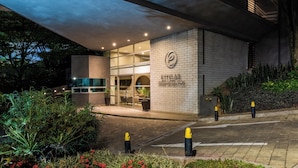 A modern building with a sign reading 'ETTELAR APARTAMENTOS' and a covered entrance.