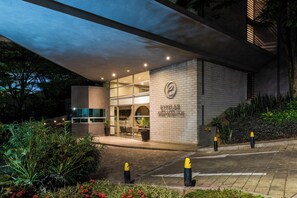 A modern building with a sign reading 'ETTELAR APARTAMENTOS' and a covered entrance. - Estelar Apartamentos Medellin (Medellín)