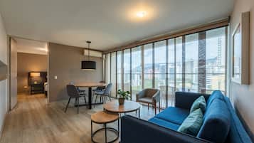 特級公寓, 多張床 (ApartaSuite Estelar Queen Bed) | 客廳 | 32 吋等離子電視連有線電視頻道、電視