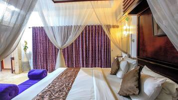 Minibar, in-room safe, desk, iron/ironing board