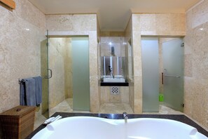 Free toiletries, hair dryer, bathrobes, slippers - Lavender Villa and Spa (Kuta)